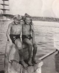 Monika Warnusz mit ihrem Bruder im Sommerbad