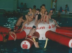 Die Krake im Schwimmbad - eine Attraktion beim Spielefest am 16.05.1998