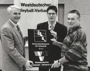 Überreichung der Stützpunktplakette durch den Präsidenten des Westdeutschen Volleyballverbandes Matthias Fell