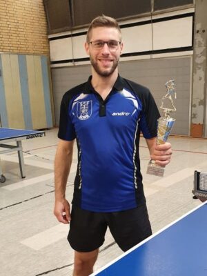 Simon Tewes wird Vereinsmeister im Tischtennis