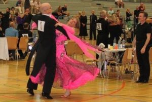 Ein Turnierpaar tanzt einen Standardtanz