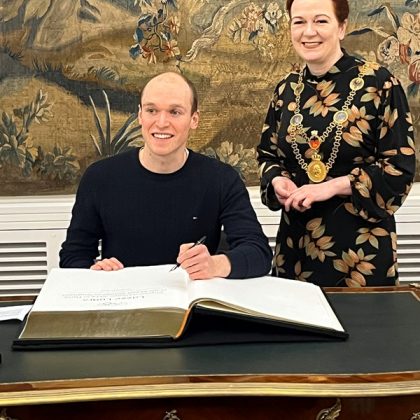 Lasse Lührs mit Oberbürgermeisterin Katja Dörne