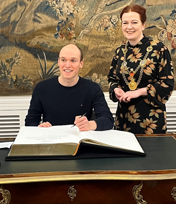 Lasse Lührs mit Oberbürgermeisterin Katja Dörne