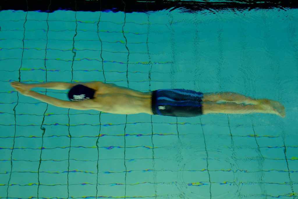 Ein Schwimmer unter Wasser.