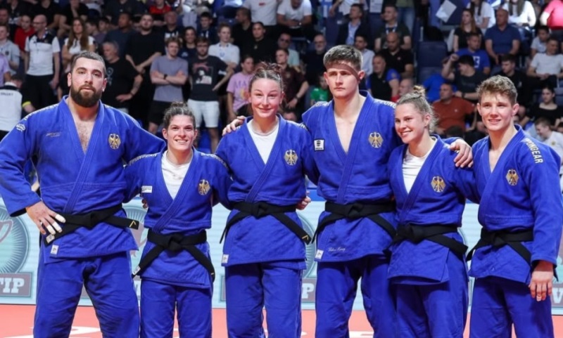 Das erfolgreiche deutsche Team, Jano Rübo 1.v.r. (Foto EJU)