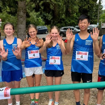 Die SSFler mit wunden Händen nach erfolgreicher Bewältigung des Obstacle-Parcours; v.l.: Sophie Emich, Eva Spitzlei, Amelia Hecktor, Mia Sprenger, Jian Guo, Salomon Fait (Foto: Andrea Horn)