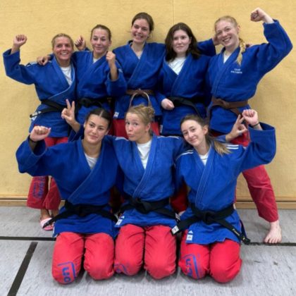 Das Team vom letzten Kampftag: v.l.: oben: Naima Günther, Soraya Günther, Marie Schnabel, Elgin Vanderschaeghe, Viola Haupt; unten Nari Bröhl, Katrin Zaytseva, Junia Kirsche