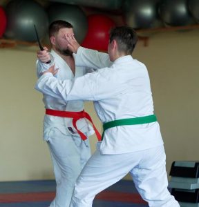 Abwehr eines Messerangriffs (Foto: Jan T. Taufer)