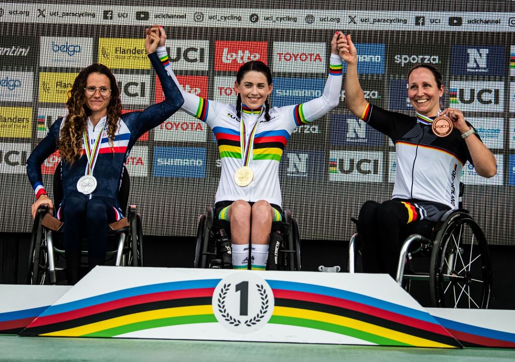 Bei der Siegerehrung: v.l.: Anais Vincent, Lauren Parker, Annika Zeyen-Giles