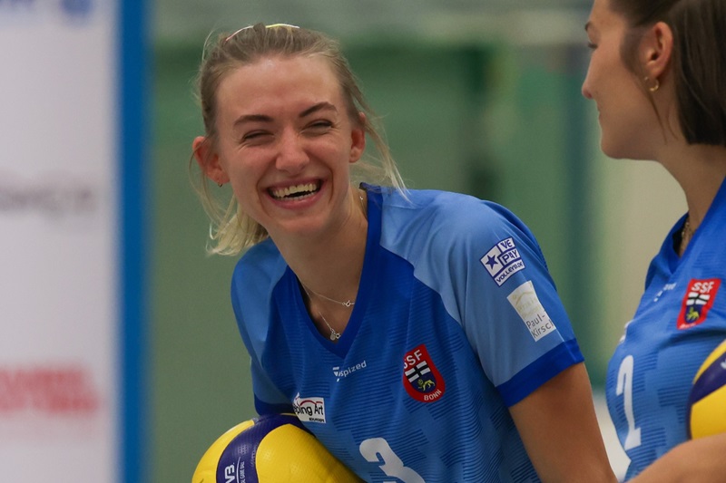 Trotz der klaren Zielsetzung, die amtierenden Meisterinnen aus Emlichheim ordentlich zu fordern, mussten die #bizepsvolleys am Sonntag eine deutliche 0:3-Niederlage hinnehmen.