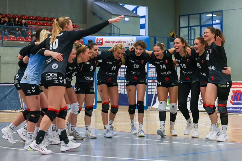 Zum Jahresauftakt der 2. Volleyball Bundesliga begeben sich die #bizepsvolleys der SSF Bonn auf Auswärtsreise. Am Samstag gastiert das Team von Trainer Robert Kroner um 19 Uhr beim SV Cottbus und möchte den erfolgreichen Schlussspurt aus dem vergangenen Jahr nahtlos fortsetzen.